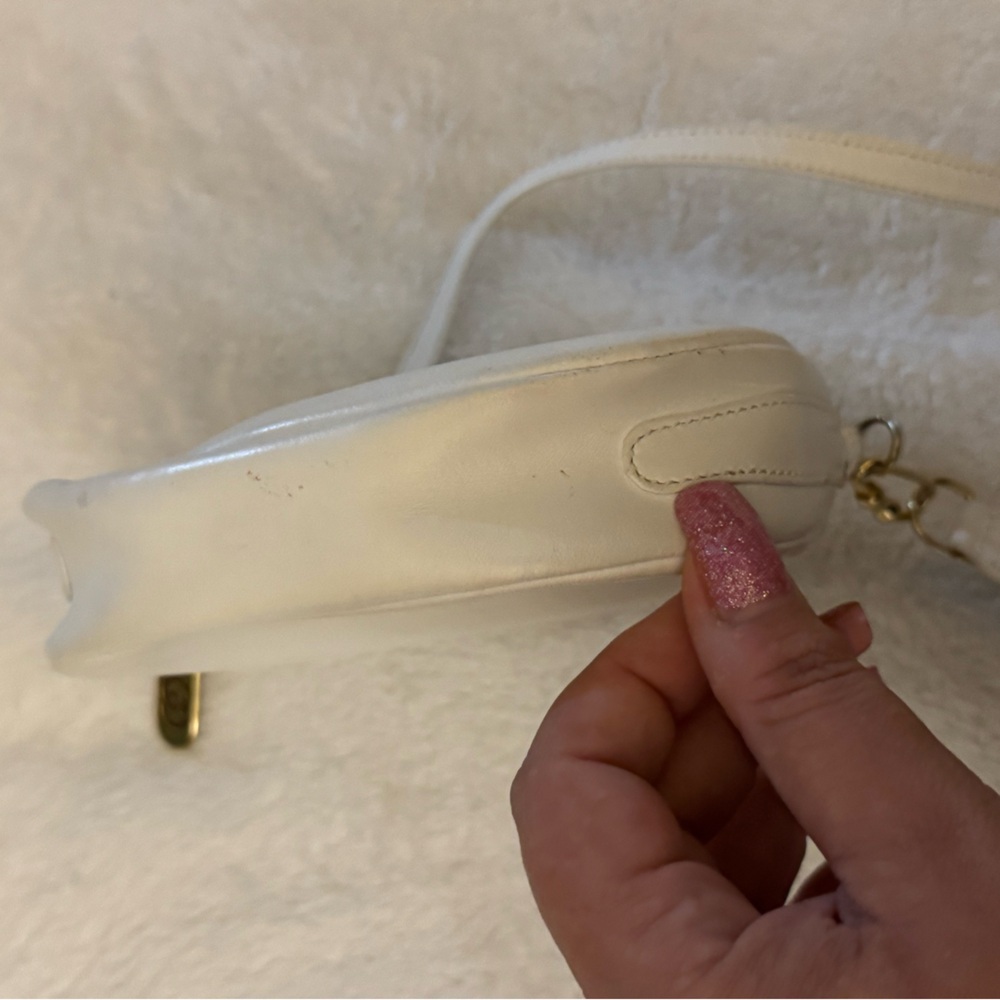 Gucci Cream Leather Crossbody Bag with Gold Accents - Picture 9 of 11